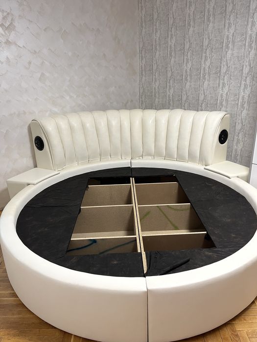 Кръгла спалня с вградени тонколони