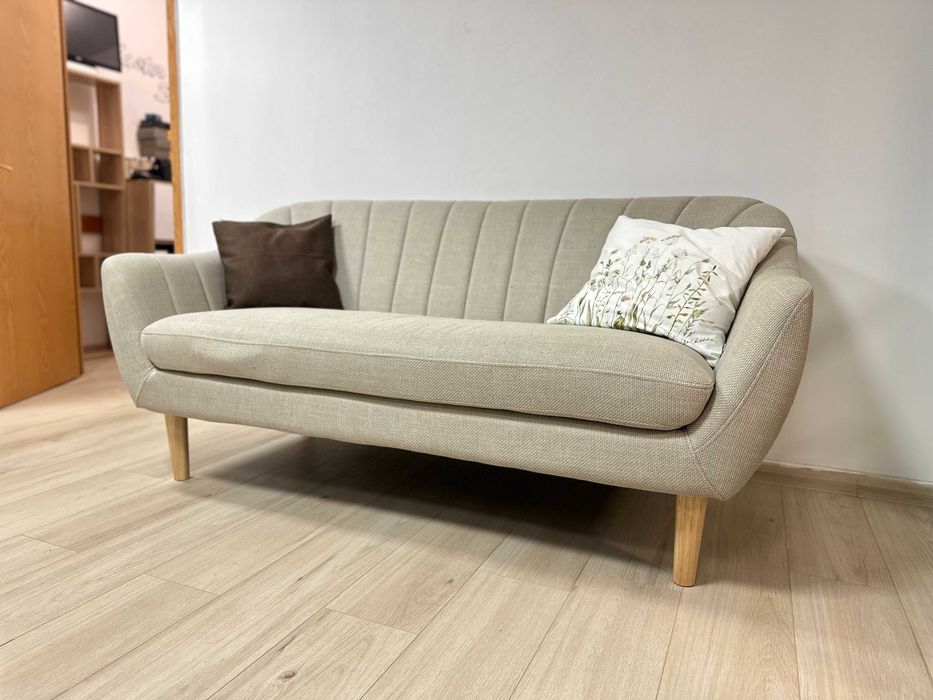 Диван 2.5-местен – бежов текстил / цвят дъб
