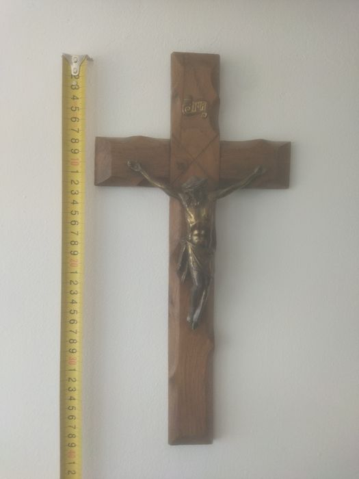 Cruce din lemn masiv