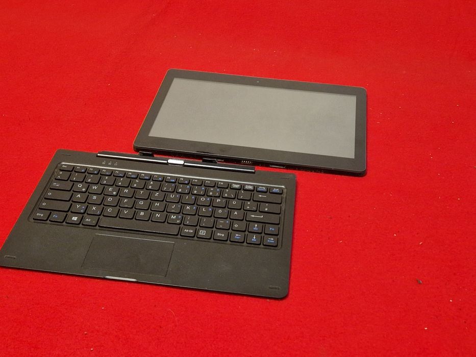 Laptop 2 in 1 defect . S-a aprins  cu un încărcător universal dar s-a stins imediat