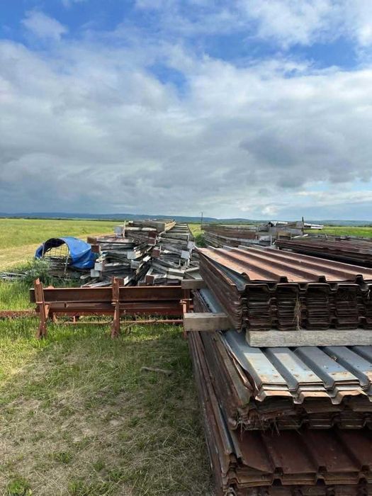 Această hală metalică decomisată este disponibilă pentru vânzare
