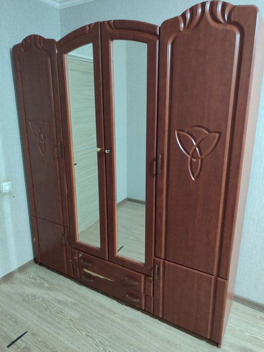 Шифоньер в спальню.