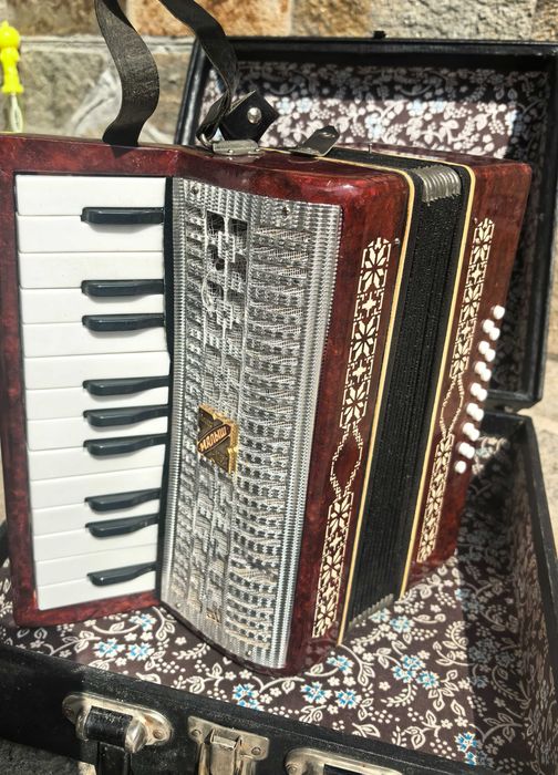 Продавам детски акордеон