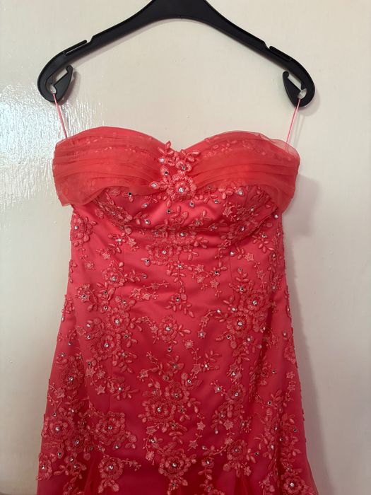 Елегантна бална рокля в цвят корал