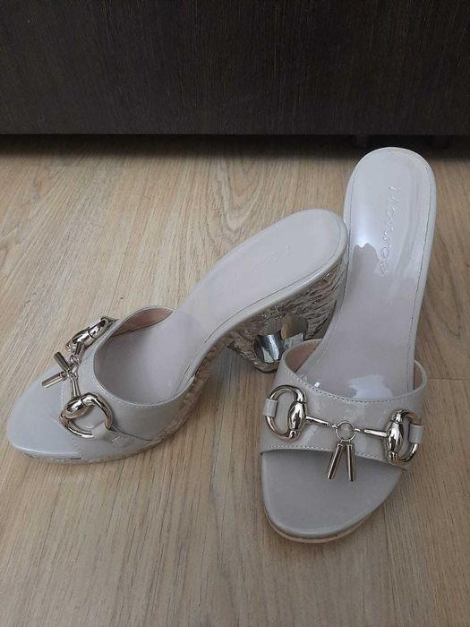 Продам женские шлепанцы