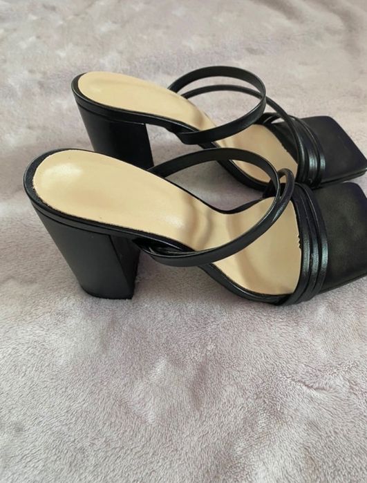 Sandale cu toc gros