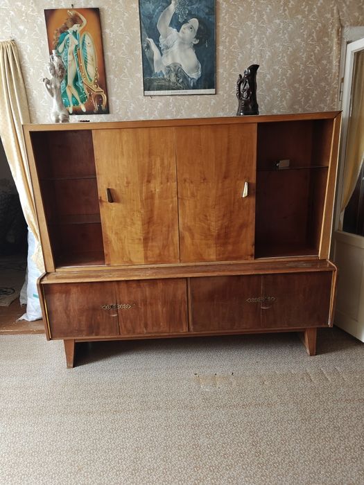 Отдам сервант  из дуба бесплатно