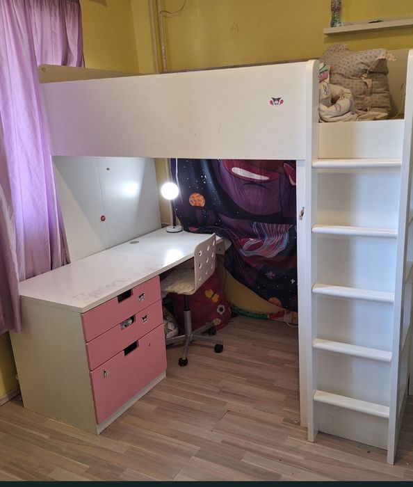 Легло с гардероб и бюро.