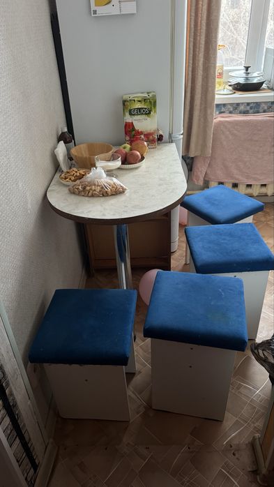 Стол стулья на кухню
