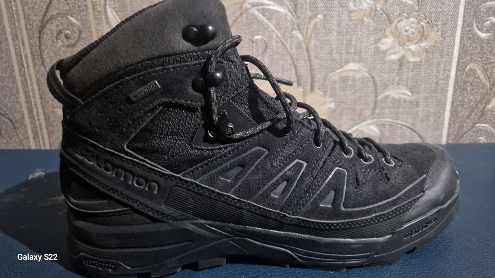 Трекинговые ботинки