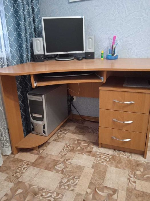 Стол компьютеный