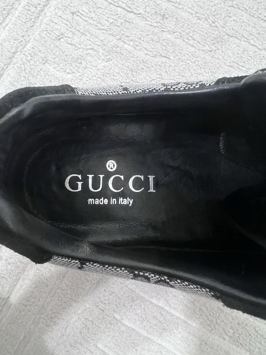 Adidasi gucci.