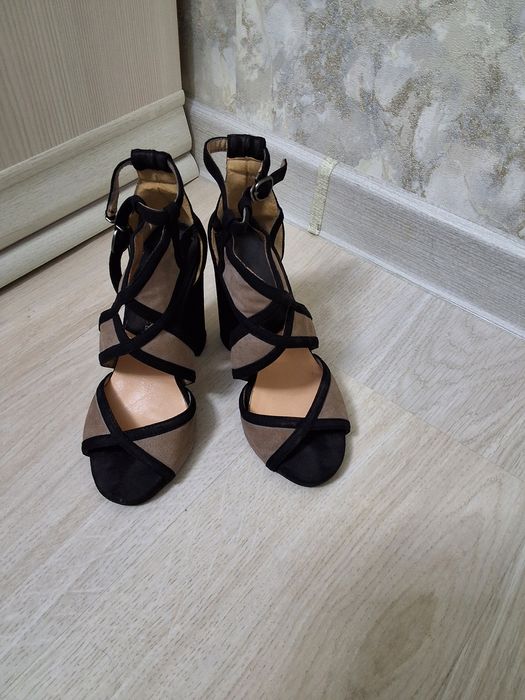 Жаздық аяқ киім сатылады