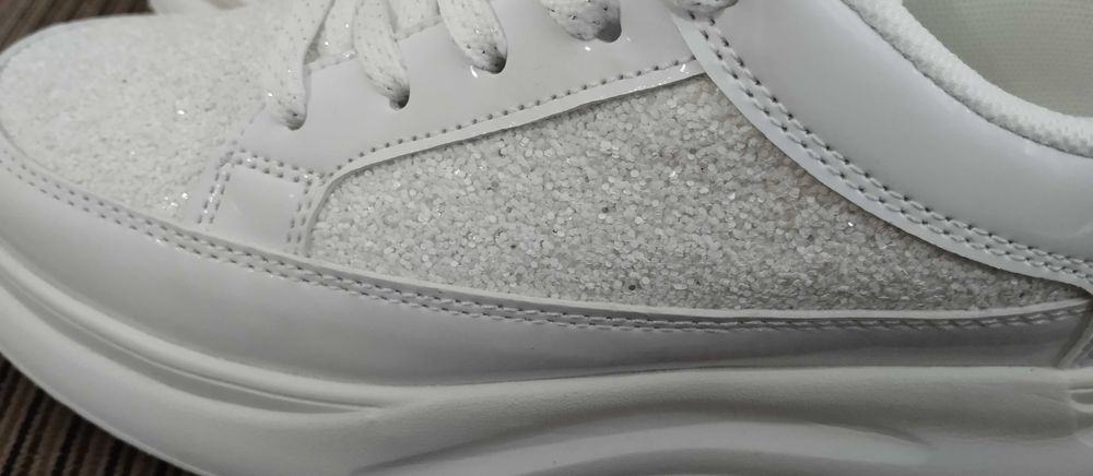 Бели маратонки с камъчета