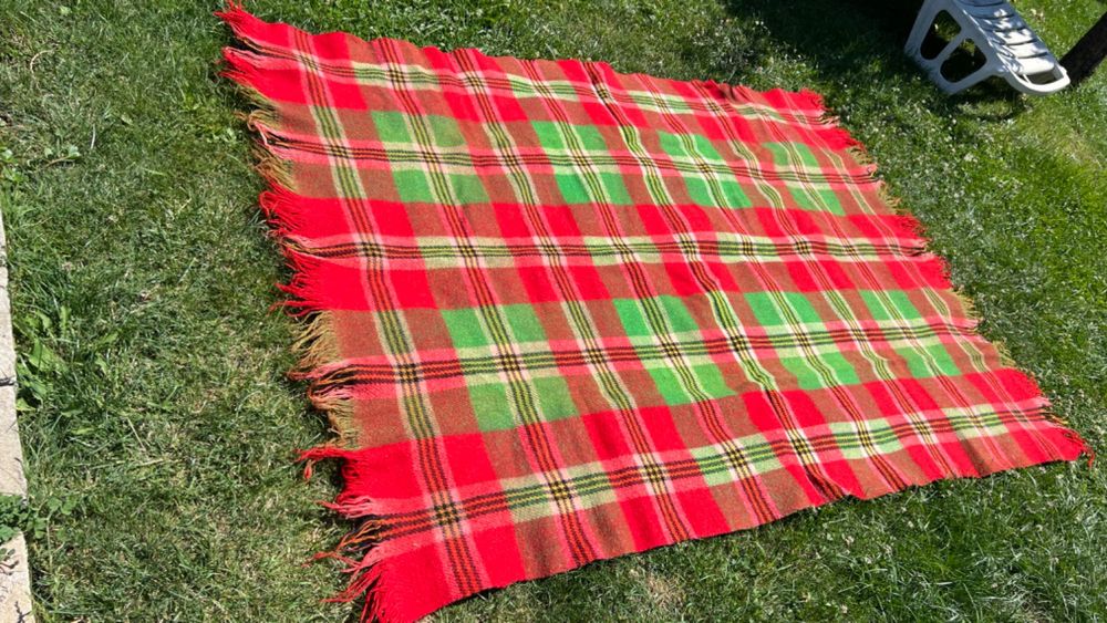 Ретро Персийски пътеки и килими, вълнени завивки и други.