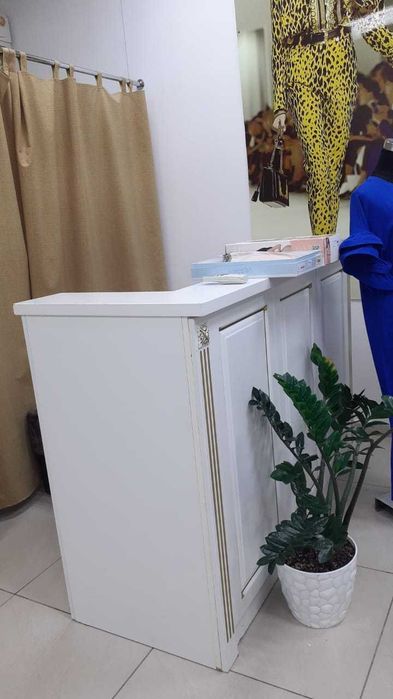 Продам тумбы и стол и вешалки