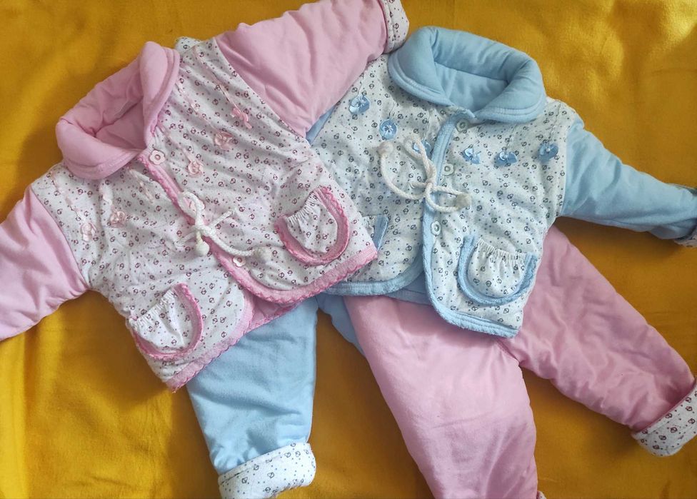 Продам тёплые детские костюмы примерно на 6-12 месяцев