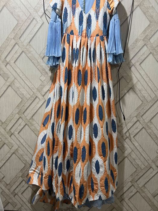 Yuz ochti marosimida kiyilgan ansanbl ko’ylak chop’on  bilan