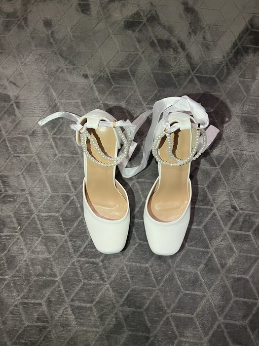 Продавам бели високи токчета, размер 39.