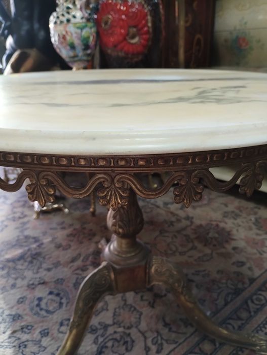 Кръгла холна маса- мрамор и бронз.