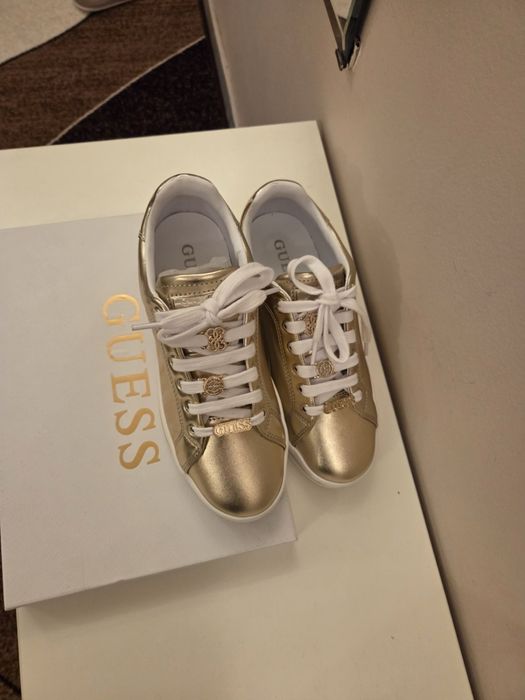 Продавам два модела дамски обувки GUESS