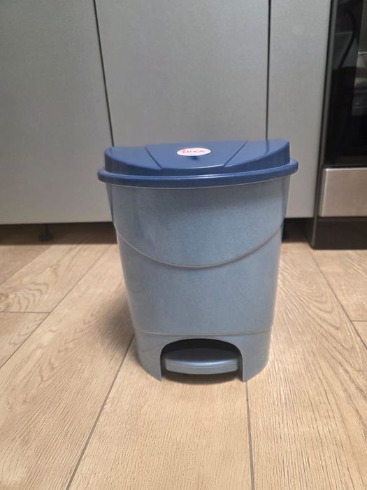 Мусорное ведро с крышкой