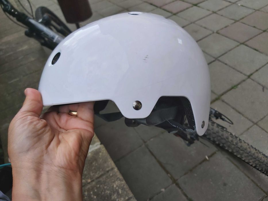 Каска протектор за велосипед, тротинетка, ролери...