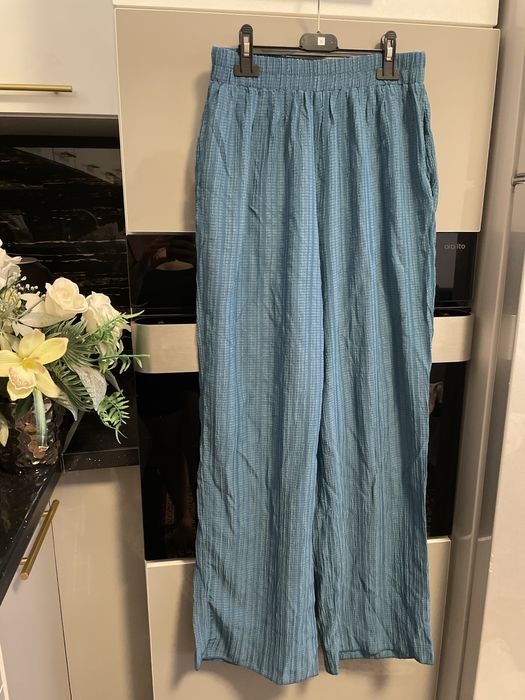 Pantaloni largi si de satin