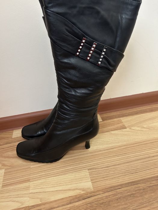 Кожанные сапоги + духи в подарок