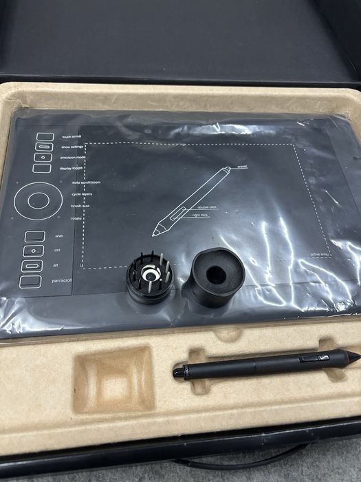 Графичен таблет Wacom Intuos Pro PTH-651-ENES