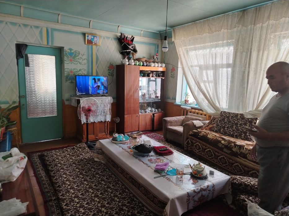 Уй сотилади 5 ҳона, ошҳона байни уй ичида, паравой атапления килинган.