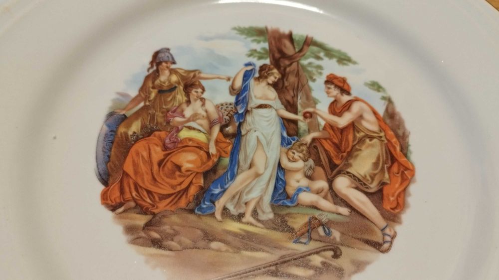 Красива порцеланова чиния от Италия.