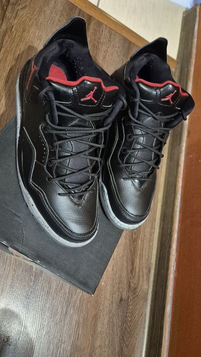 Adidasi Nike, Jordan Courtside