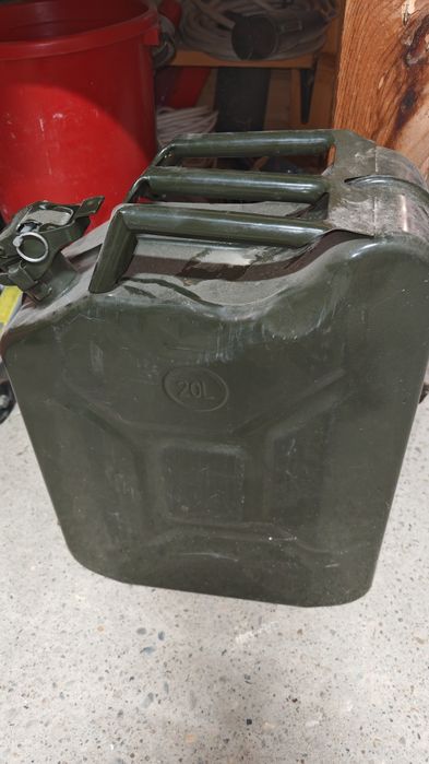 Vând canistra 20 L