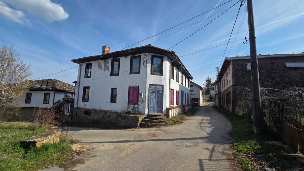 Продавам двуетажна Къща