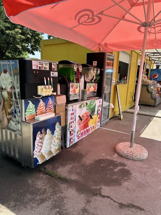 Vand masina de inghetata si aparate pentru suc granita