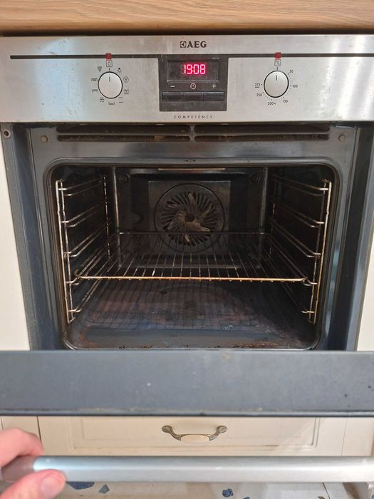 Фурна за вграждане AEG