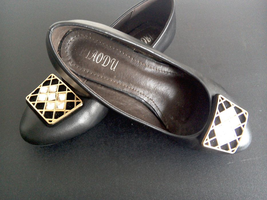 Pantofi deosebiți din piele ecologică, accesorizați în față