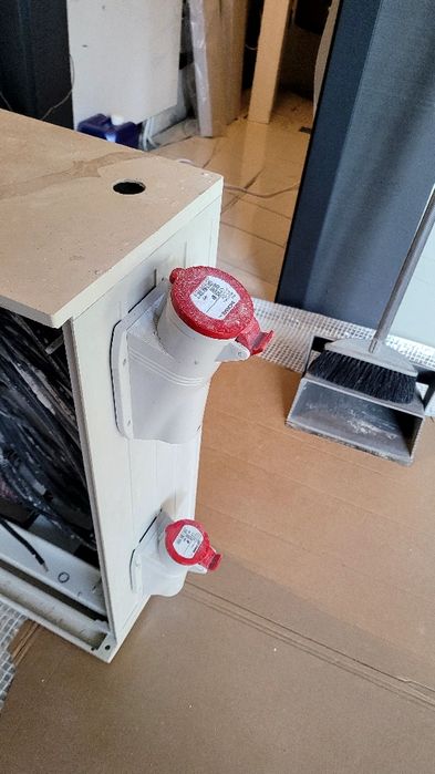 Продавам трифазно Ел. Табло и строителни калорифери