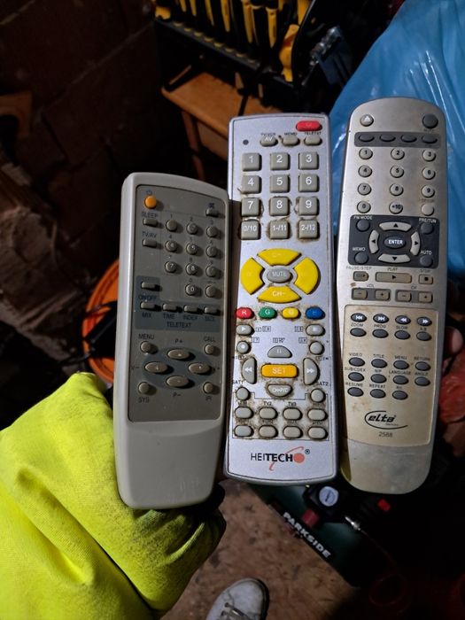 Продавам лот от различни дистанционни управления за телевизори, DVD и