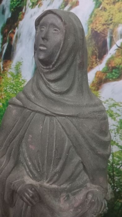 Стара бронзова статуя " Дева Мария с Плащеницата"