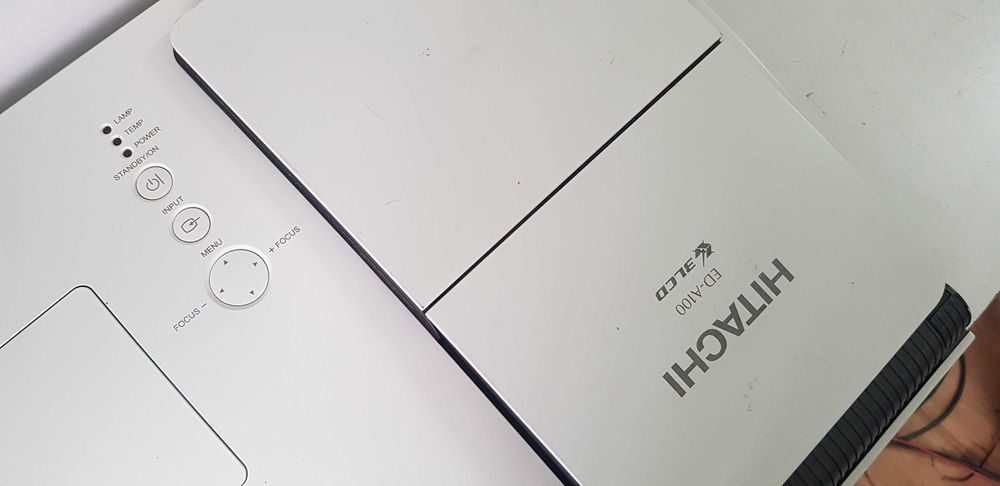 Hitachi ED A 100 videoproiector Ultra Short Throw film muzica arta