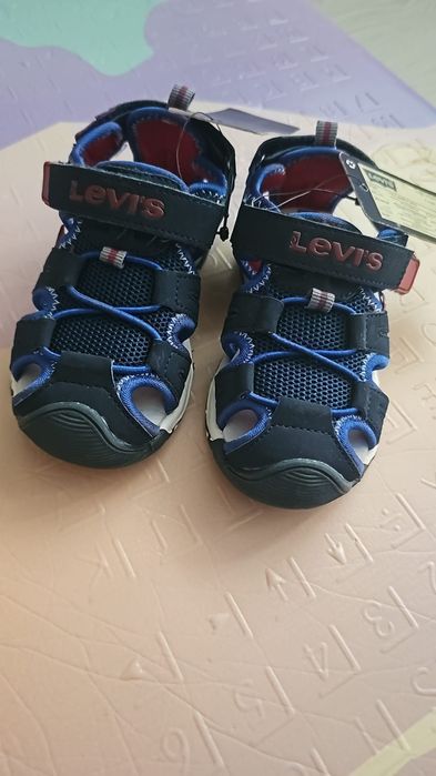 Vand  sandale  noi Levi's  cu etichetă – mărimea 25 – 80 lei