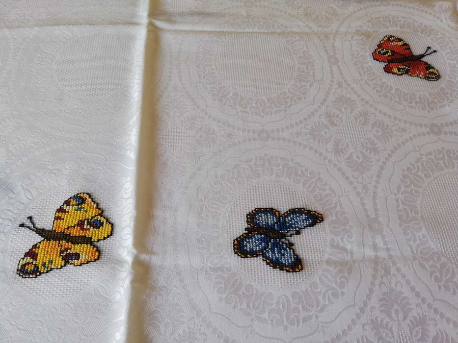 Покривка за маса РЪЧНА бродерия кръгла  150 см. НОВА