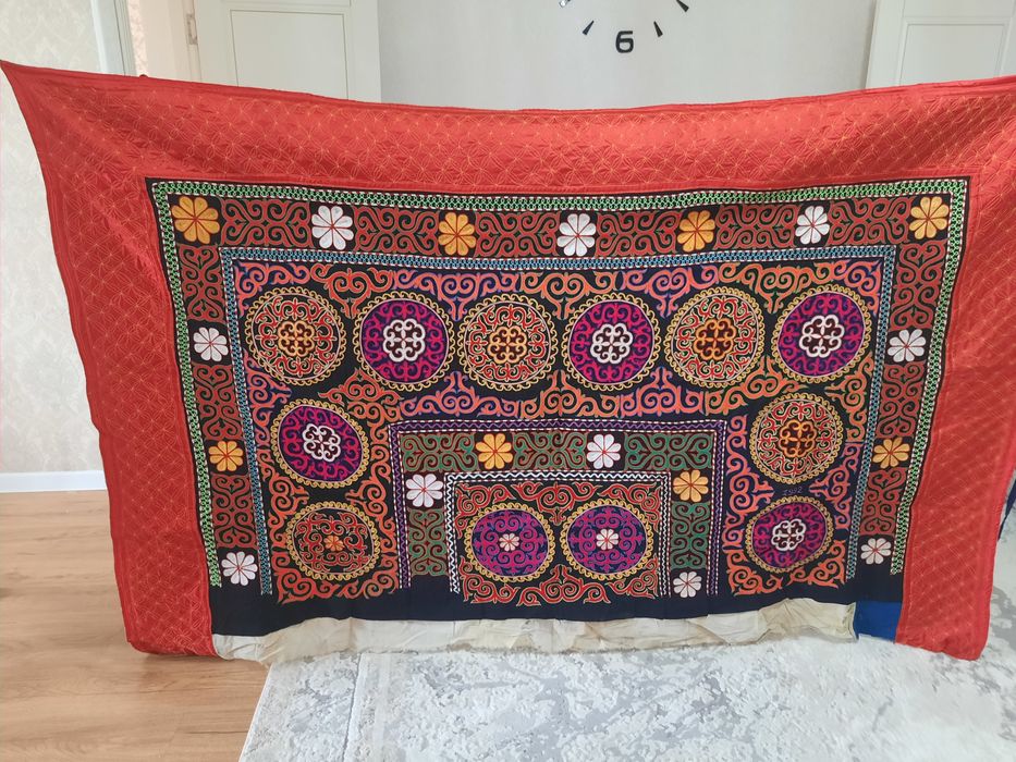 Түс киіз сатылады.