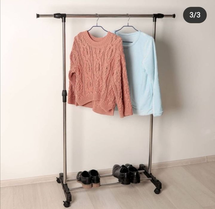 Продам две вешалки для одежды.