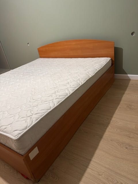 Матрак 160x190cm и дървена рамка (спалня)