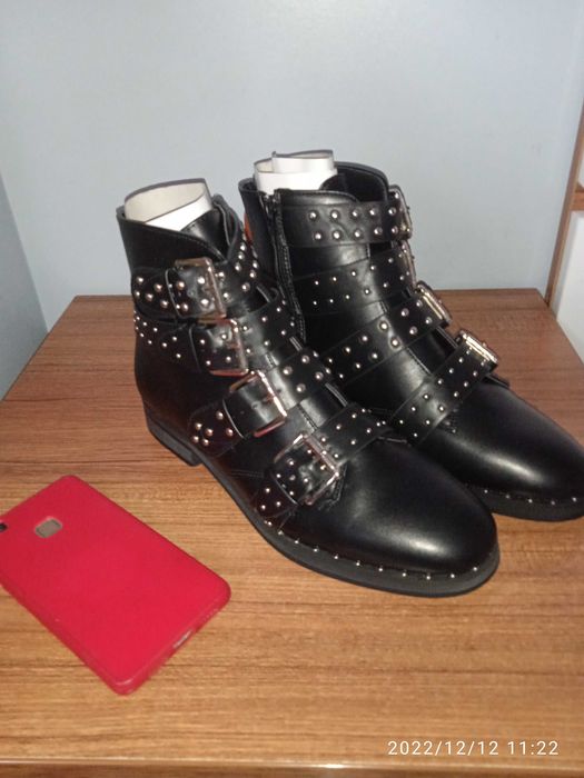 Vând ghete dama,noi