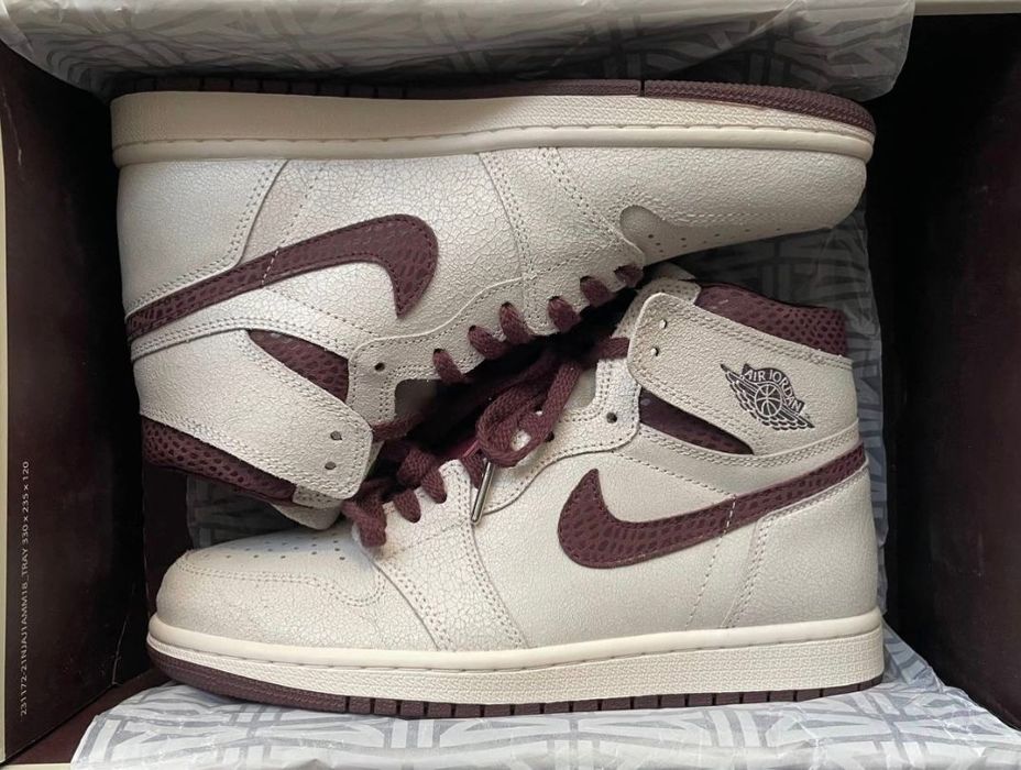 Фирменные кроссовки