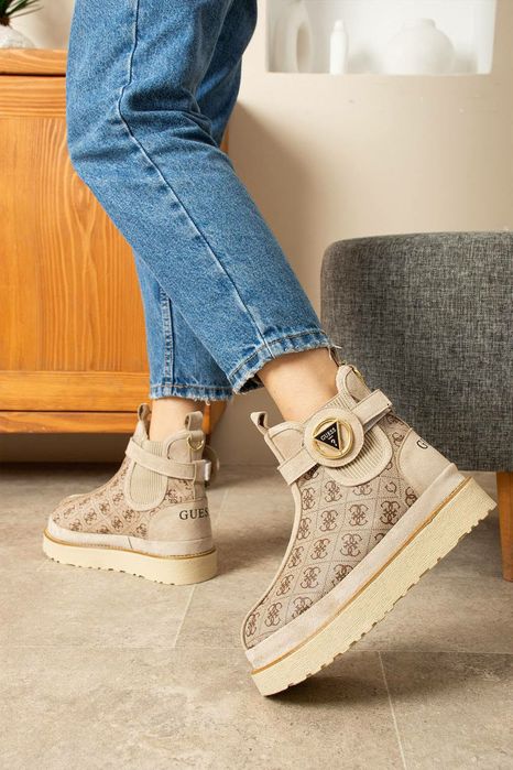 Adidași și ugg-uri